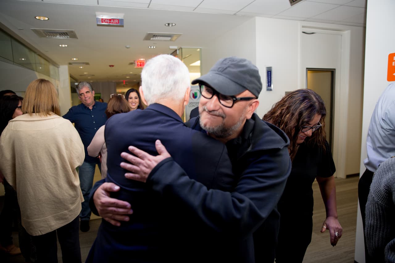 Ramos saludó al camarórafo Juan Carlos Guzmán, el encargado de grabar la entrevista de Maduro en Miraflores, a su llegada a la sede de Univision.