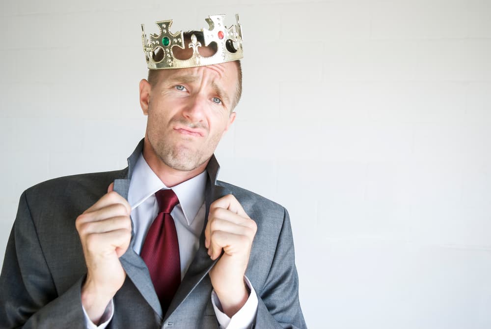 Está el peligro de la superficialidad, cuando alguien se te acerque con ropa elegante, buenas palabras y que en el fondo te está ocultando algo y debes descubrir qué es si no te dejas llevar por las apariencias. No dejes a un lado tu sentido común.
<br>