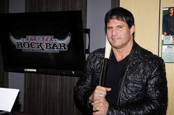 A pocas horas de que Rodríguez le pidiera matrimonio a JLo, Canseco afirmó que A-Rod 
<b><a href="https://www.univision.com/famosos/expelotero-jose-canseco-acusa-a-a-rod-de-serle-infiel-a-jennifer-lopez-con-su-ex" target="_blank">engañaba</a> </b>a la Diva del Bronx con su exesposa, Jessica Sekely.