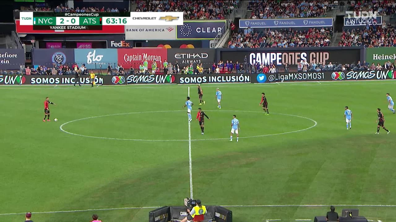 ¡TIRO ATAJADO! disparo por Julián Quiñones.