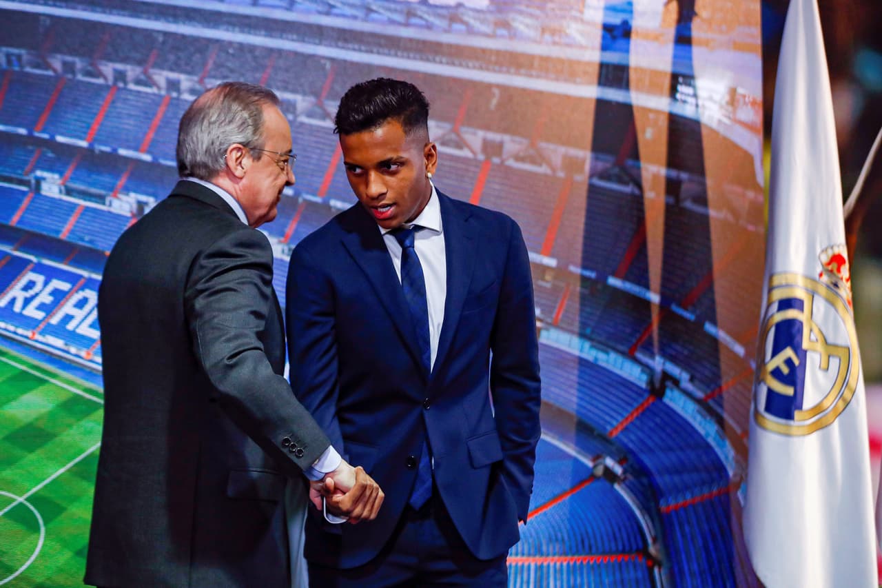 Este martes el brasileño Rodrygo, ex Santos F.C., firmó contrato hasta 2025 con el Real Madrid y posteriormente fue presentado de manera oficial junto al presidente Florentino Pérez. "Era mi sueño desde pequeño jugar acá [...] estoy a disposición del club, en el Castilla o el primer equipo", comentó el joven atacante.