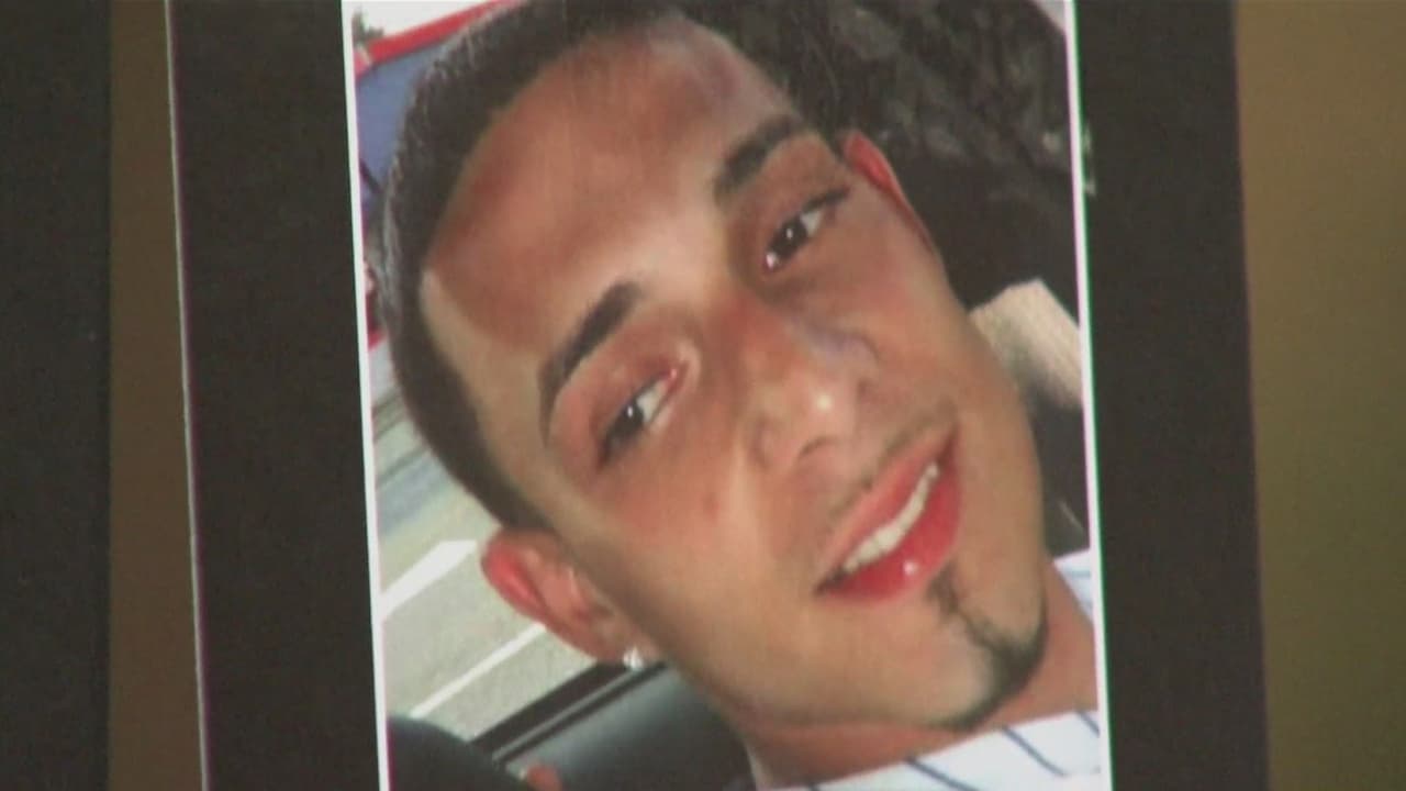 <b>Madre, a raíz de su dolor, creó <a href="https://www.parentsforpeaceandjustice.org/" target="_blank">Parents for Peace & Justice</a>: </b>
<br>Elizabeth Ramírez, madre de Deejay Rodríguez, quien fue asesinado a disparos por presuntos pandilleros, co fundó una organización sin fines de lucros para asistir a las madres que han pasado por la pérdida de sus hijos. En cuanto al caso de Rodríguez, hasta ahora no se han producido arrestos en este caso. Su madre y otras personas ofrecieron una recompensa por información que conduzca al arresto del o los responsables.