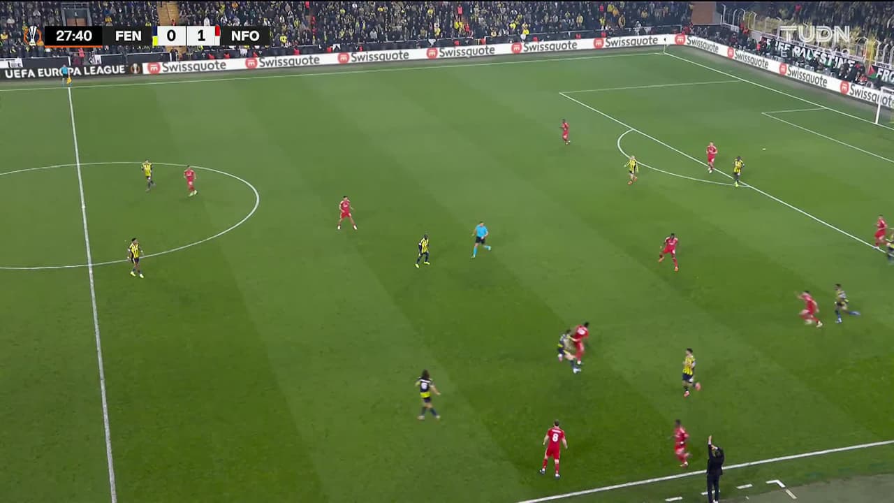 ¡TIRO ATAJADO! disparo por Morgan Gibbs-White.