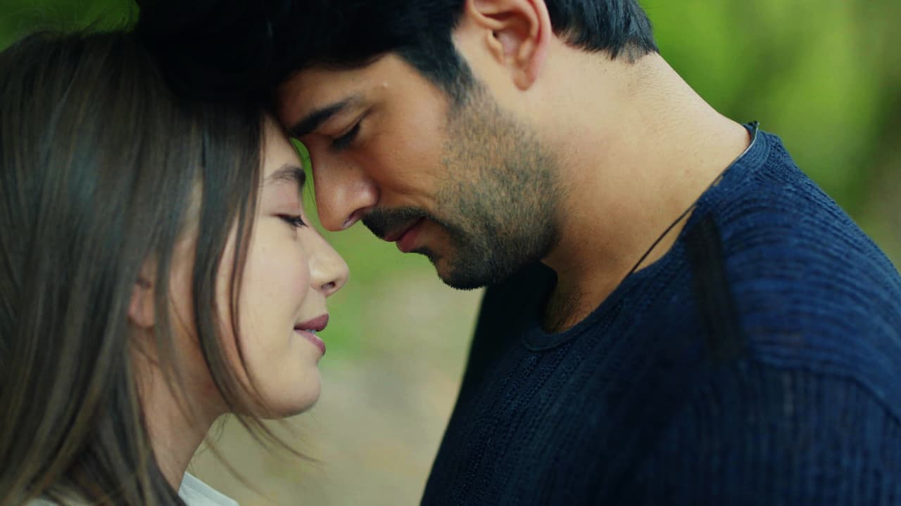 ¿Quién no suspiró y sufrió con la historia de Nihan y Kemal en Amor Eterno? Esta historia se llevó las palmas en 2019 por la intensidad y romanticismo que se vivió en cada capítulo de su primera temporada.