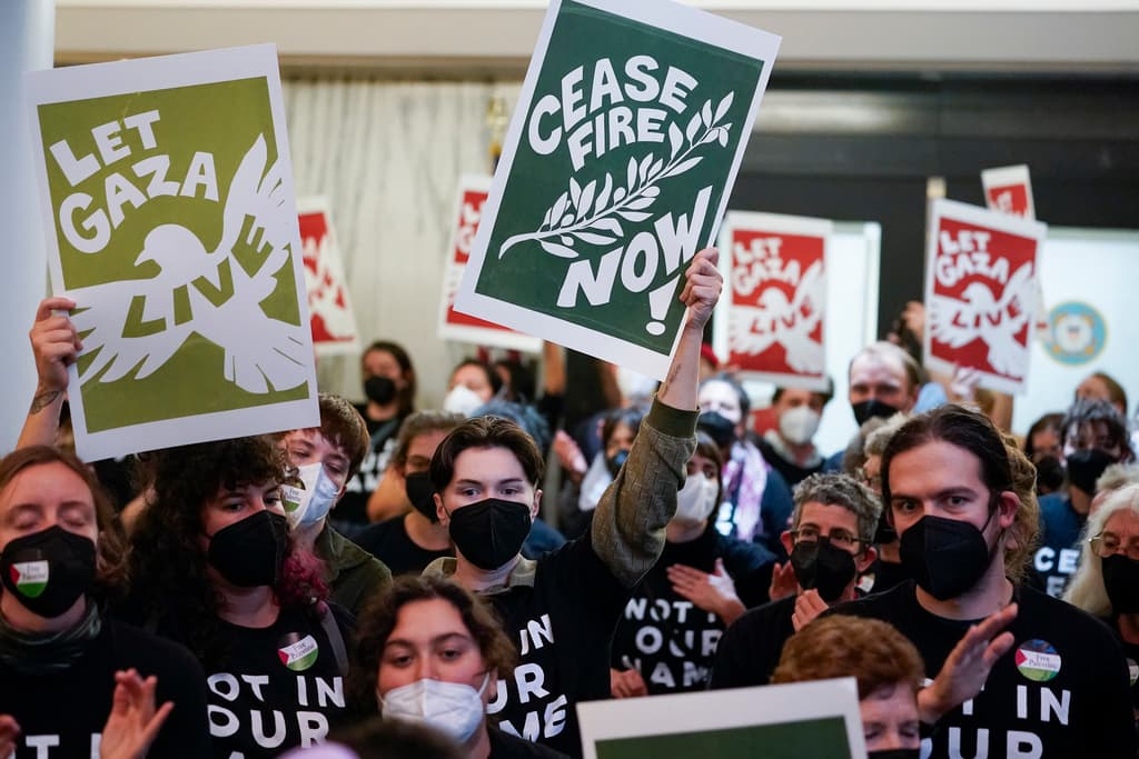 Durante la protesta, los manifestantes portaban camisetas que decían "Los judíos dicen alto el fuego ahora" y sostenían pancartas con mensajes como "No en nuestro nombre" y "Dejemos vivir a Gaza".