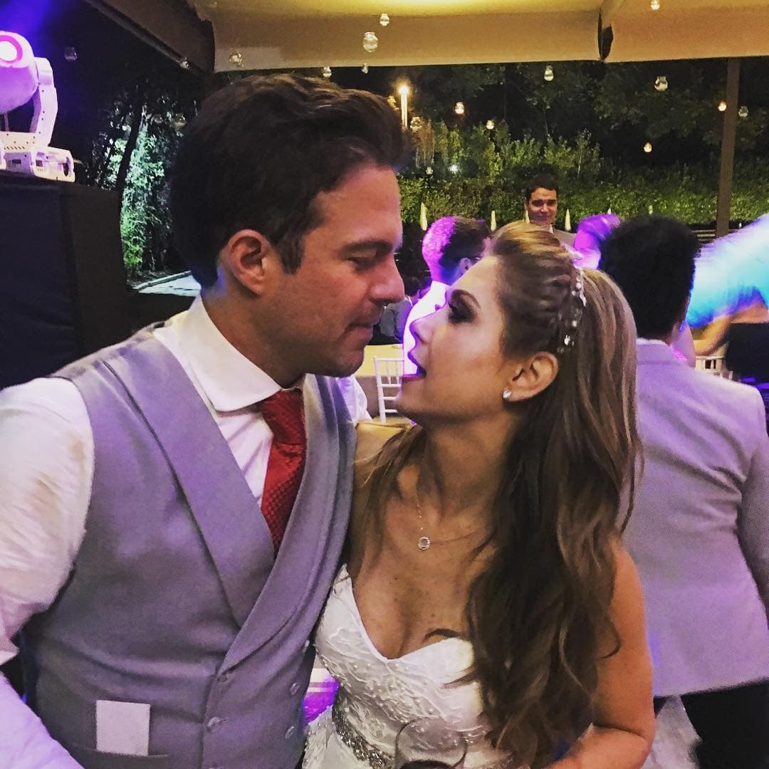 A los recién casados se les vio felices y disfrutando al máximo de su boda.