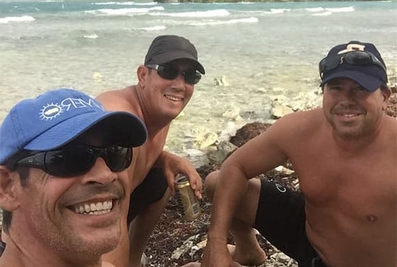 Muy sonriente con sus paisanos, en una de las islas vírgenes de Puerto Rico.