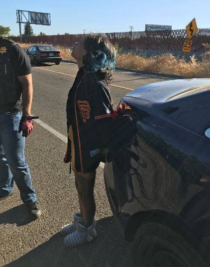 La compañera de Avelar, Mariah Hernández, fue detenida después de una persecución a pie en la que apuñaló a dos llantas de una patrulla y le quebró dos ventanas.