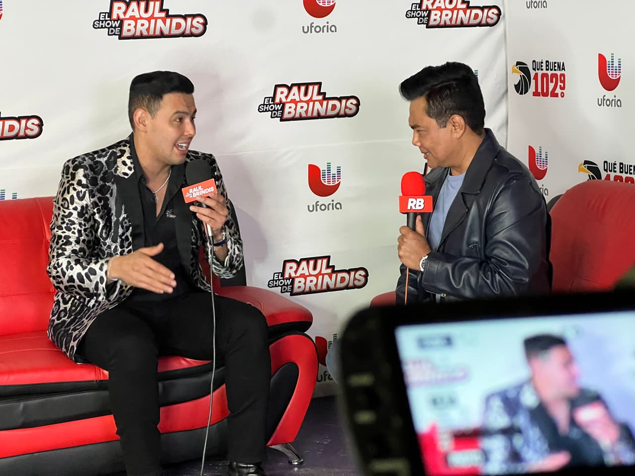 A pesar de los festejos, Raúl Brindis no dejó pasar la oportunidad para entrevistar a cada uno de los artistas que fueron a presentarse en la tarima.