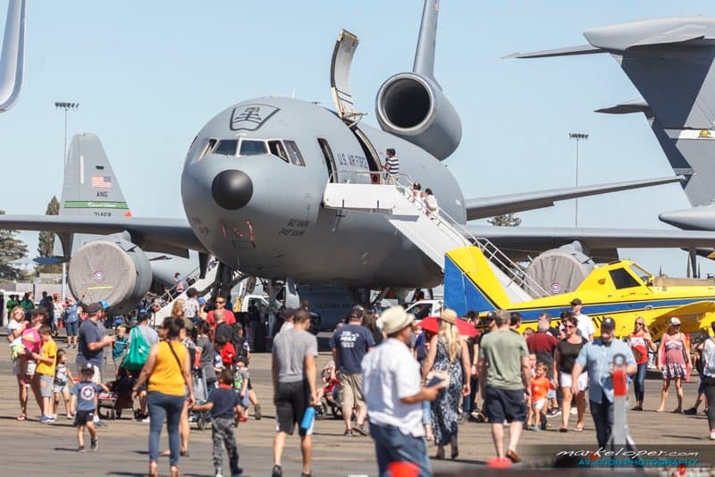 El espectáculo aéreo espera la llegada de cientos de fanáticos de los aviones, los cuales encontrarán diversión en los cielos, pero también en tierra, en donde podrán conocer de cerca algunos de los aviones de combate más representativos de la historia de la Fuerza Aérea.