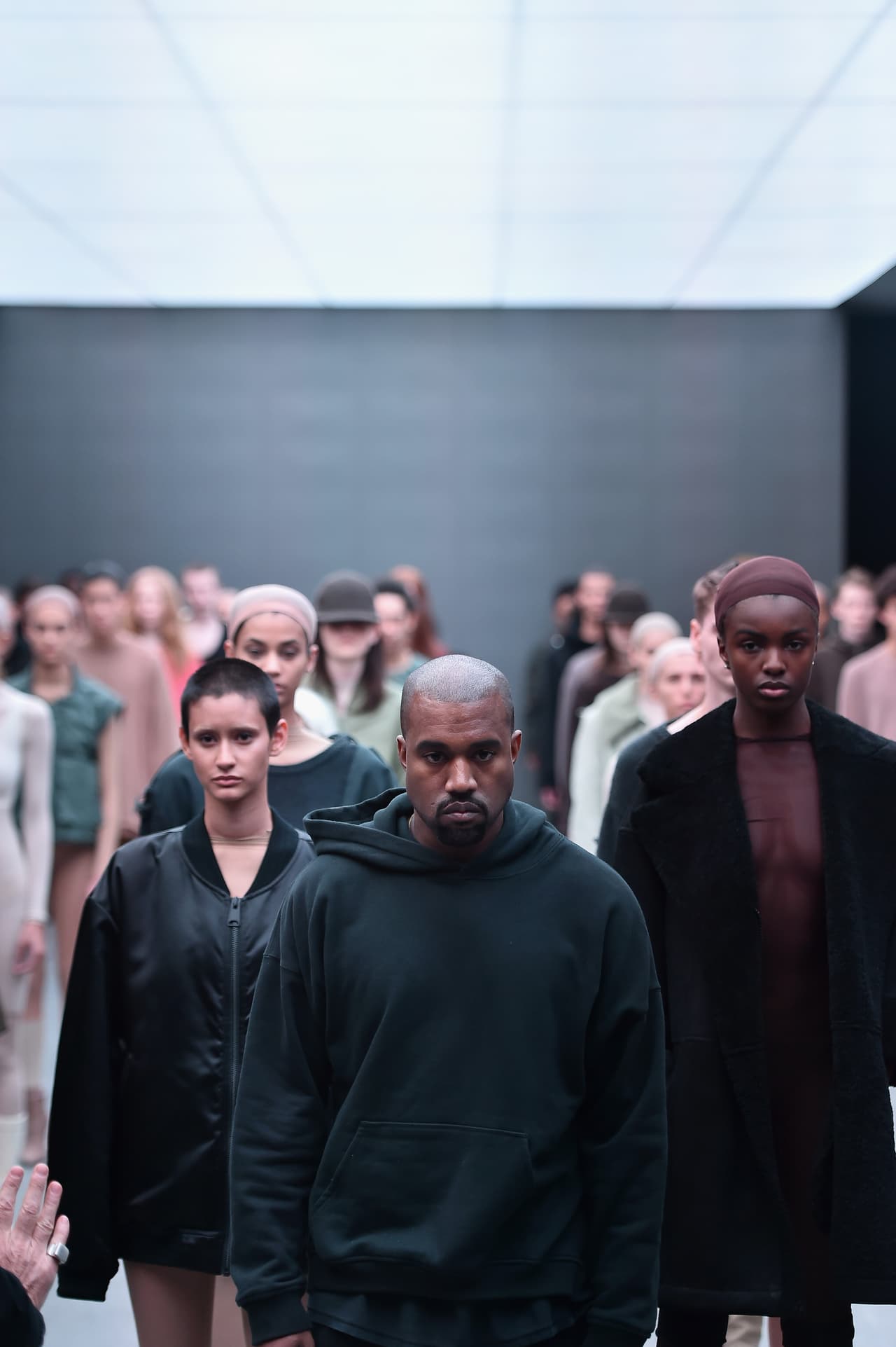 Ahora, de acuerdo con 
<b><a href="https://www.vogue.com/article/kanye-west-is-launching-a-fashion-grant-for-young-designers">Vogue</a></b>, el músico ha encontrado una nueva forma de apoyar a los talentos en ciernes con el lanzamiento de un programa incubadora que brindará asistencia financiera y tutoría a aspirantes a creativos en moda.