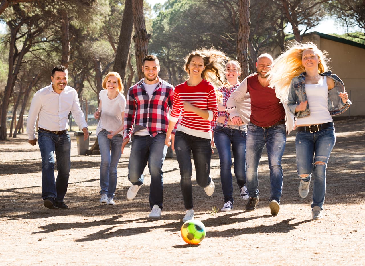 Estar activa. ¿A qué hora sueles ver a tus amigas? Si es muy temprano, empiezas a gastar energía desde la mañana, lo que quiere decir que pasas más tiempo quemando calorías.