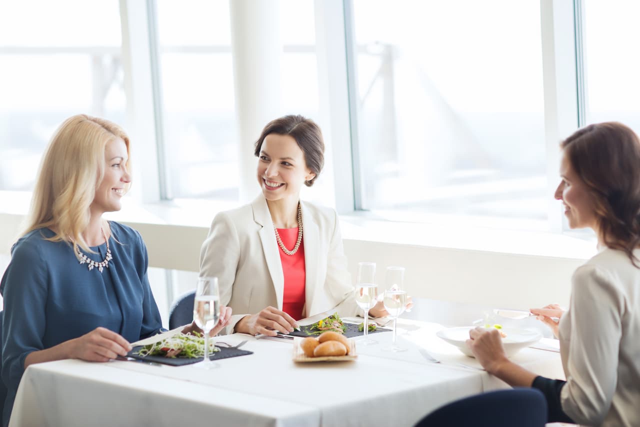Cuidas tu imagen. Cuando sales a un ‘lunch’ con tus amigas, es común que tomes prendas y accesorios que te hacen sentir y lucir bella.