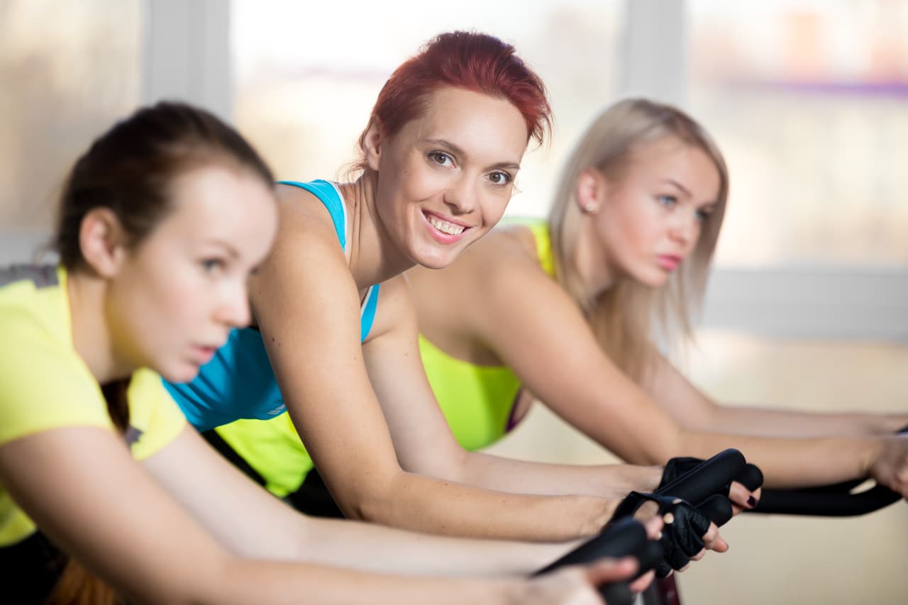 Ya sea corriendo, en el ‘gym’ o simplemente caminando con los amigos, el gasto calórico es mayor. ¡Más si a ello le sumas tus actividades laborales!