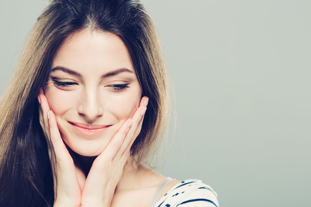 Cuando socializas, interactúas con personas que te agradan, lo que eleva los niveles de endorfinas, hormonas de la felicidad.