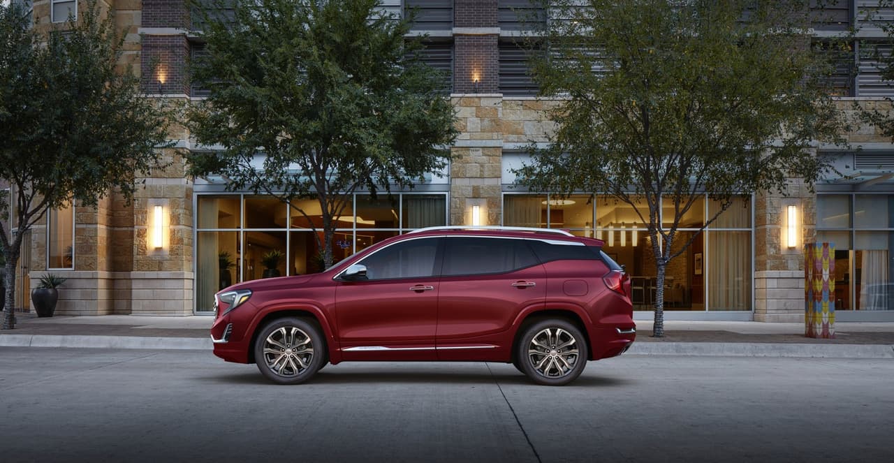 En cuanto al equipamiento de seguridad, la GMC Terrain muestra: visión periférica, alerta de colisión frontal inminente, freno automático de baja velocidad, asistente de conservación de carril, alerta de zona ciega a los costados y un control parental para mejorar los hábitos al volante de conductores jóvenes.