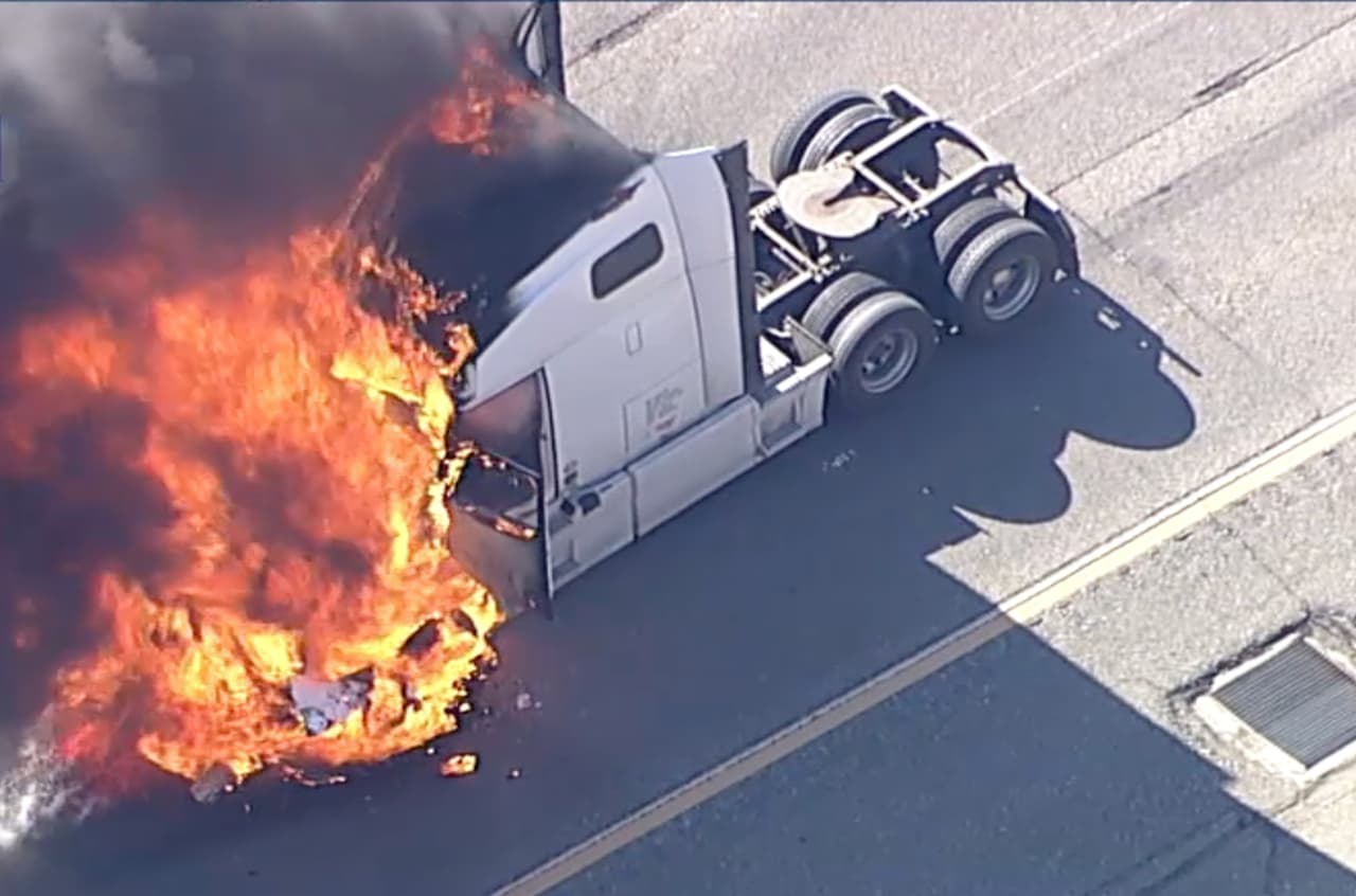 Camión de carga robado causa incendio en autopista del sur de California tras persecución policial