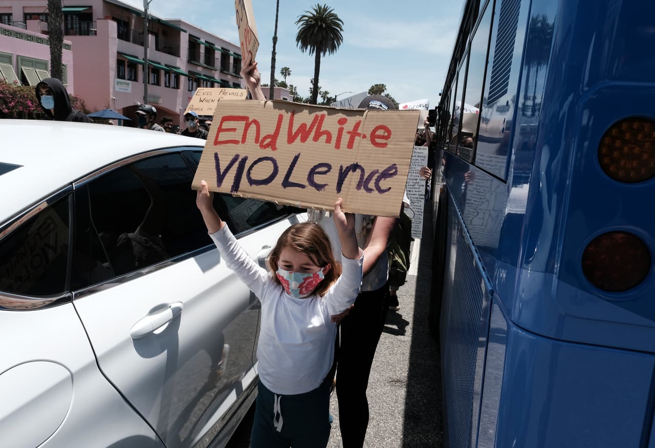 En esta imagen, una pequeña pide el "Fin de la violencia blanca", mientras se une a las protestas organizadas por Black Live Matters en el bulevard Ocean, en Santa Monica.
<br>