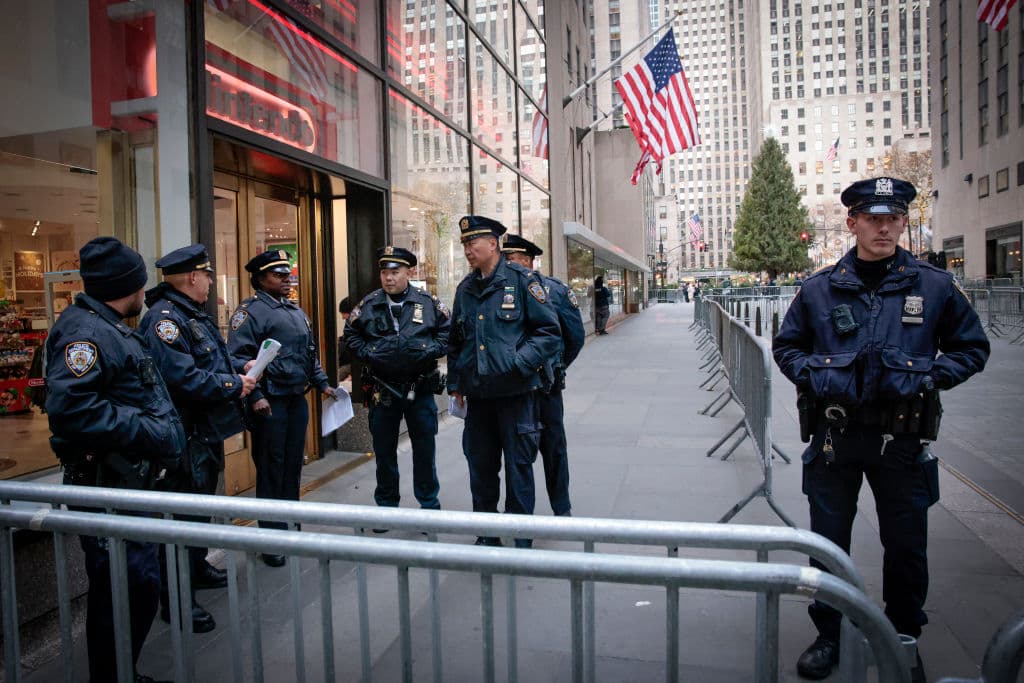La policía instaló desde temprano vallas de seguridad y se mantuvo vigilante.