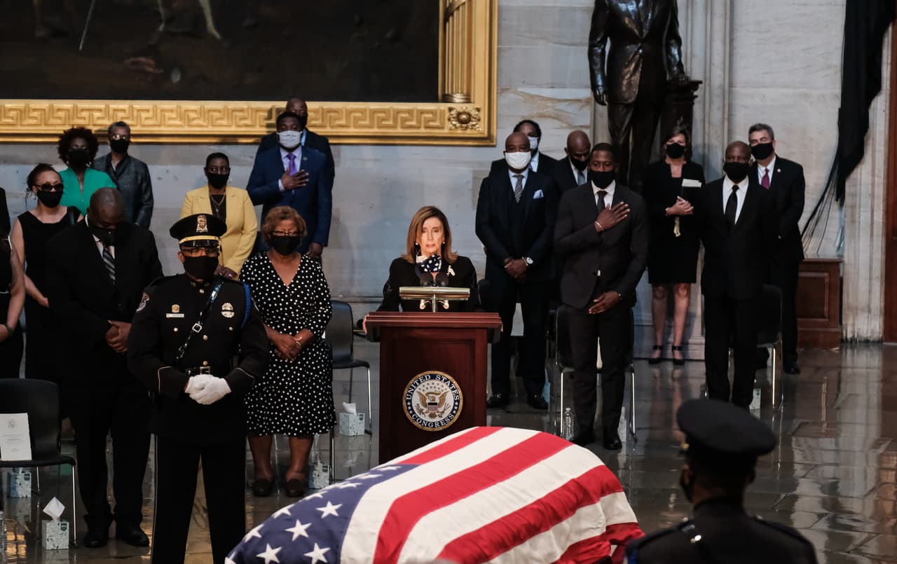 Nancy Pelosi, presidenta de la Cámara de Representantes, presenta sus respetos al Representante John Lewis en la rotonda del Capitolio de los Estados Unidos en Washington DC. Los seis días de ceremonias en honor al líder de los derechos civiles fallecido el 17 de julio comenzaron en su natal Alabama el sábado.