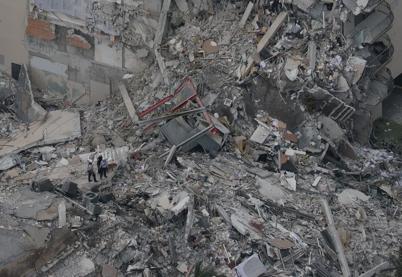 Varios vecinos dijeron que 
<b>se asustaron cuando sintieron una explosión</b>, "era como si estuvieran cayendo piedras y después empezaron a caer chispas desde la pared y se fue la corriente. Me desperté nervioso con toda esta tragedia. Fue bien feo la verdad", comentó a Noticias 23 Armando Roig, quien vive al lado del edificio que se derrubó.