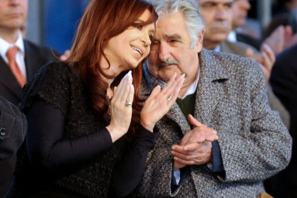 El Gobierno argentino transmitió al de Uruguay su "profundo malestar" por las supuestas expresiones vertidas por el presidente uruguayo, José Mujica, sobre el exmandatario Néstor Kirchner y sobre la actual presidenta de Argentina, Cristina Fernández. Mujica rechazó "dar bola" a los medios que le atribuyen la frase "esta vieja es peor que el tuerto". Ver toda la información