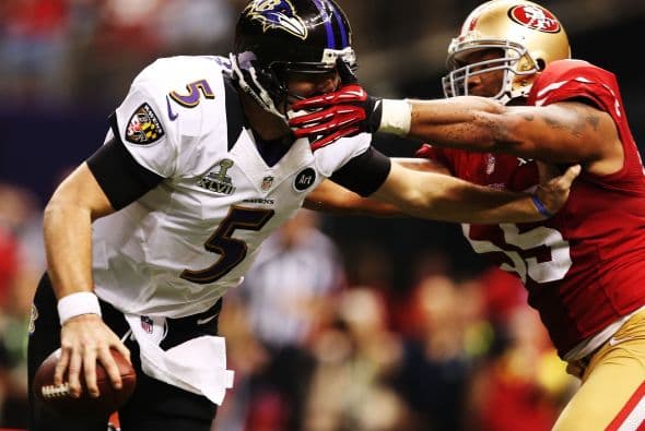 La gran fiesta deportiva del año en Estados Unidos, el Super Bowl de la Liga Nacional de Fútbol Americano (NFL), en su cuadragésima séptima edición, ya forma parte de la historia con los Ravens de Baltimore como nuevos campeones al vencer por 34-31 a los 49ers de San Francisco. Los pronósticos se cumplieron, los Ravens llegaron al Mercedes-Benz Super Dome de Nueva Orleans con el mejor mariscal de campo del momento, Joe Flacco, y la mejor defensa de la NFL, ambos factores se hicieron presentes en los momentos decisivos que hicieron posible el triunfo y el conseguir el segundo trofeo Vince Lombardi en la historia de la franquicia de Baltimore. Flacco, de 28 años, fue el líder perfecto en la primera parte al conseguir tres pases de anotación, que lo dejaron como el sexto mariscal que lo consigue en la historia del Super Bowl y una ventaja parcial de 21-6 al descanso que sería decisiva. El safety Ed Reed, nativo de New Orleans, empataría la mejor marca de la fase final de la NFL con nueve robos aéreos, mientras que Kaepernick quedaría con la mancha de la interceptación que sufrió. Antes que se diese el ya histórico apagón, el primero en un Super Bowl, el receptor abierto Jacoby Jones también quiso entrar en los libros de las marcas al conseguir nada más comenzar el tercer periodo al regresar 108 yardas de "touchdown" una devolución de balón, la mejor de todos los tiempos. Kaepernick y los 49ers vivieron los momentos estelares del partido al conseguir 23 puntos en menos de 13 minutos, 17 fueron consecutivos. Lewis, no brilló como en el primer Super Bowl del 2001 cuando ganó el premio de Jugador Más Valioso (MVP), que esta vez le fue con todos los honores a Flacco, al completar 22 de 33 pases para 287 yardas, sin interceptaciones, pero hizo seis derribos y cuatro fueron "placajes" solitarios. Suficientes para que los Ravens lograsen el segundo trofeo Vince Lombardi en su historia y Lewis pudiese cerrar con broche de oro su legado de 17 temporadas brillantes dentro de la competición de la NFL. Mientras que la revelación de la temporada Kaepernick confirmó que es un mariscal muy especial, lleno de energía, que corre como nadie, que tiene un dinamismo único, pero que todavía no pudo emular a los legendarios Montana y Young, que lo precedieron al frente de los 49ers en los cinco Super Bowls que disputaron y que consiguieron ganar. Los jugadores de los 49er, encabezados por el corredor Frank Gore insistieron que su equipo fue mejor como conjunto que los Ravens se aprovecharon de acciones aisladas. Pero el marcador final estableció que los ganadores fueron los Ravens, por eso dos hermanos, John y Jim Harbaugh, los primeros en la historia de la NFL que dirigieron a los equipos que disputaron un título de Super Bowl, al concluir el partido fueron al encuentro y se dieron un gran abrazo.