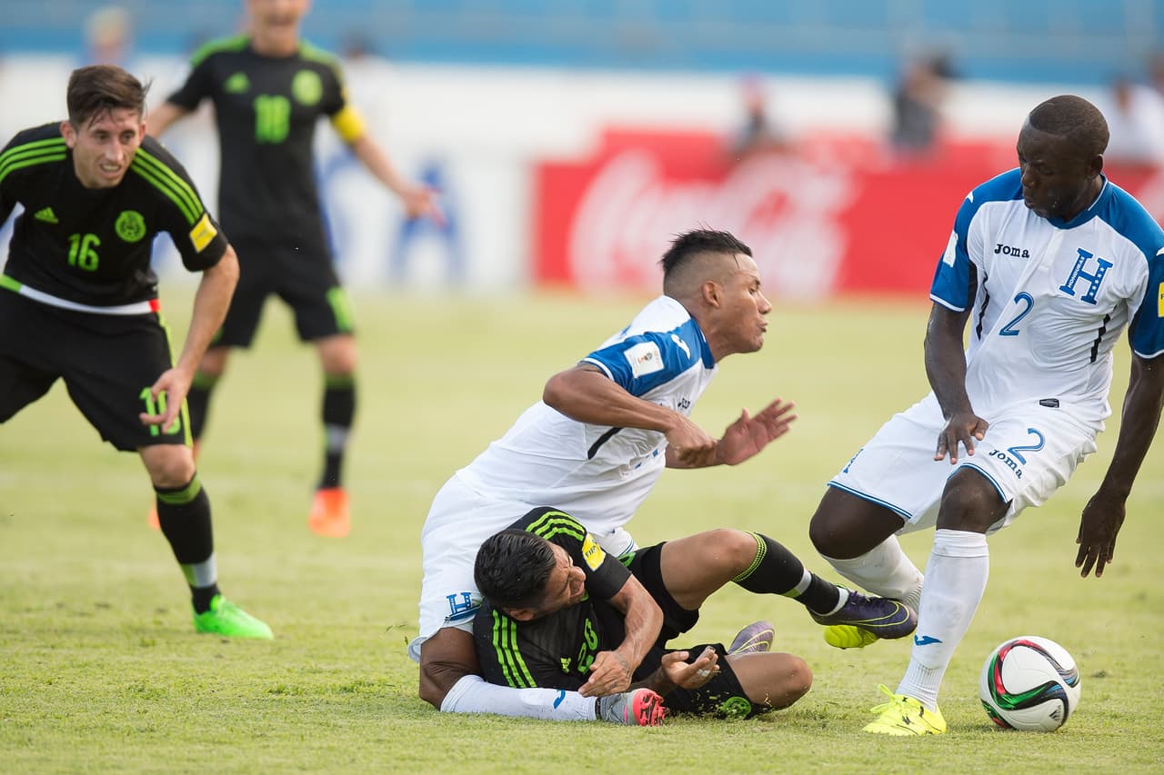 El seleccionado catracho sufrió una desafortunada fractura al recibir la caída del mexicano Javier Aquino sobre su rodilla, la cual se dobló terriblemente de forma lateral.