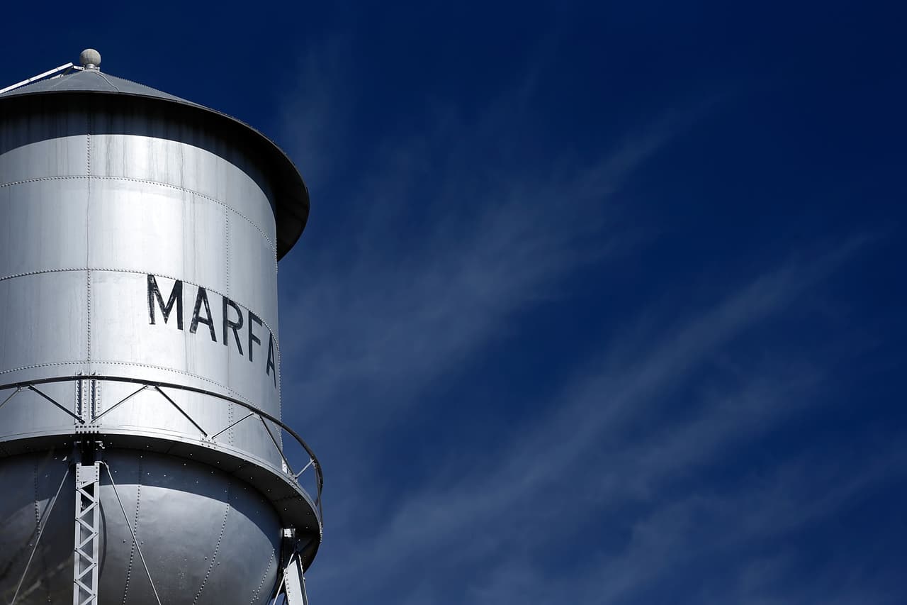 Ahí, en el oeste de Texas, entre las autopistas 90 y 67 por el condado de Presidio, miles de curiosos se reúnen en noches claras para presenciar e intentar grabar este extraño fenómeno cuyos primeros reportes fueron desde el siglo XIX.