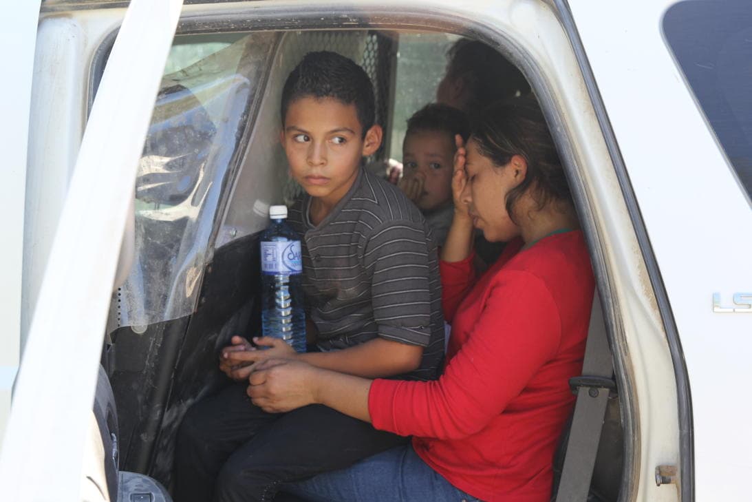 After about 15 minutes, a van arrives to take this group of 7 migrants to a temporary detention center. The vehicles usually wait in line near the river so that agents can warn drivers if they find more immigrants. Sometimes they even send buses because of the high number of Central American migrants.