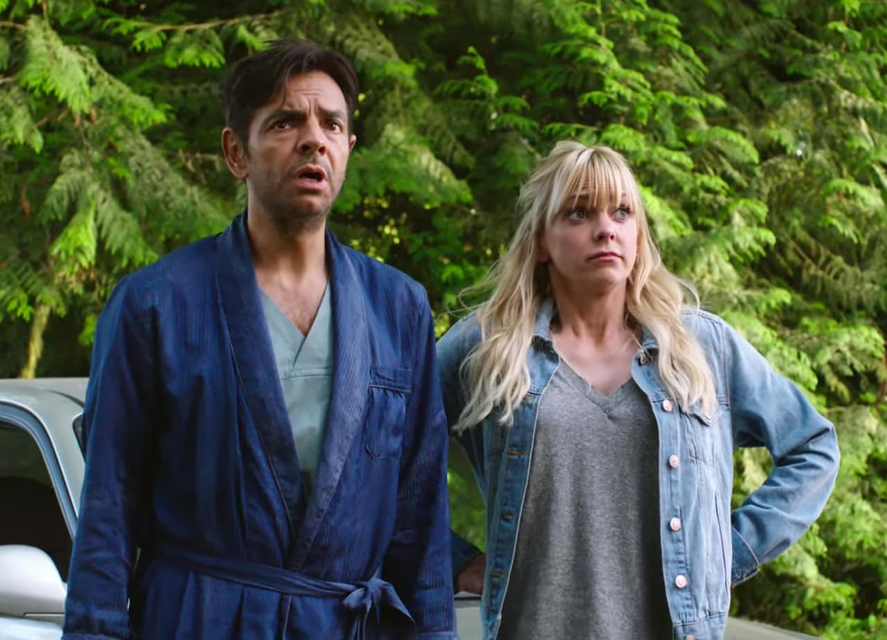 <b>Anna Faris y Eugenio Derbez</b>
<br>Un caso similar al anterior es este de la cinta 'Hombre al agua' que se lanzó en 2018, donde la actriz americana interpreta a una mujer que convence a un hombre rico que perdió la memoria de que son esposos.
