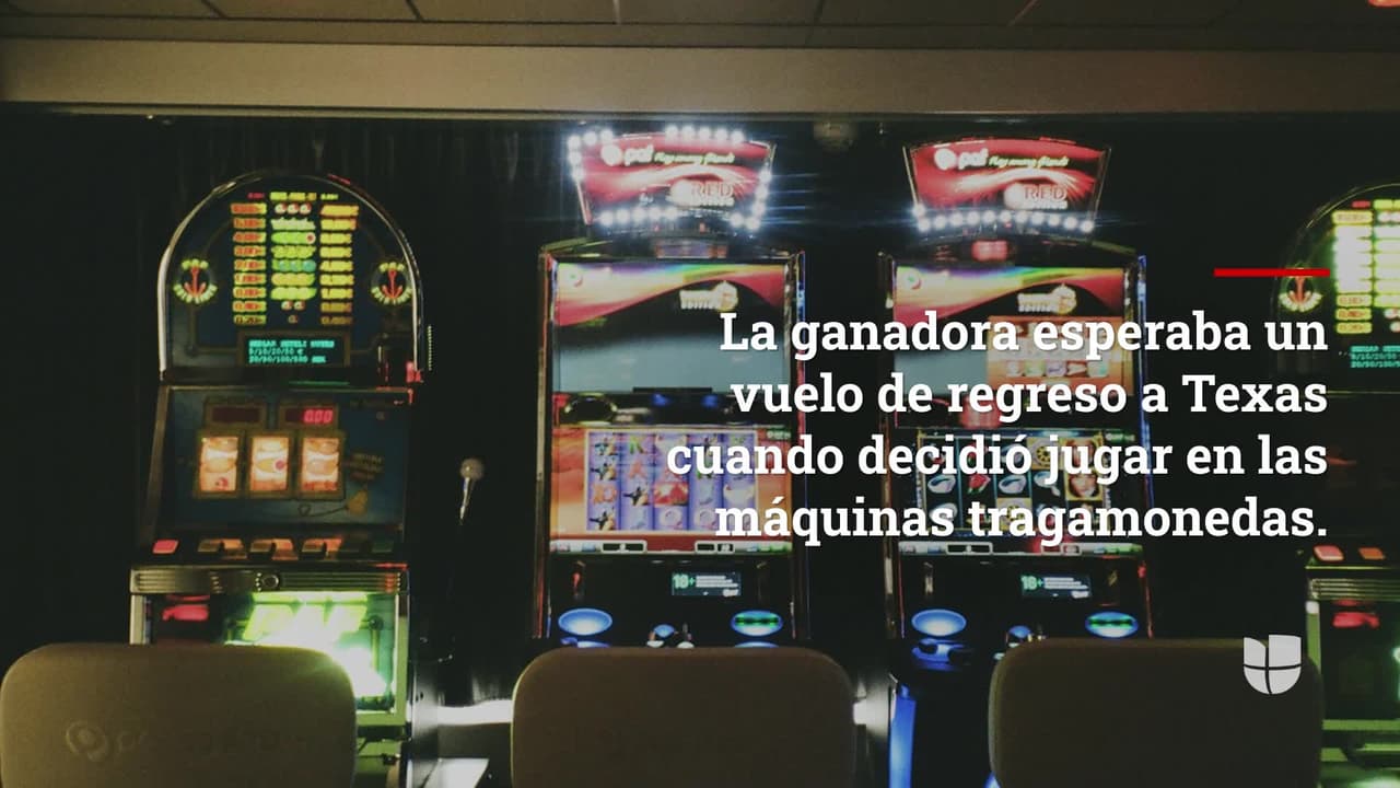 La afortunada ganadora esperaba un vuelo en el aeropuerto de Las Vegas cuando decidió jugar en las máquinas tragamonedas sin imaginar que la suerte estaría de su lado. El Aeropuerto publicó una fotografía de la ganadora en su cuenta de Twitter.