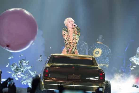 Miley Cyrus con manitas juguetonas en su 'Bangerz Tour'. En Los Ángeles la reina del escándalo se presentará a partir del 20 de febrero. ¿Será que además de la música, presentará su técnicas íntimas en cada concierto? Te damos un adelanto gráfico.
