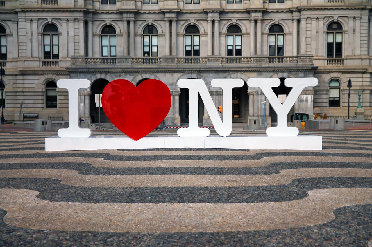 El logo de I love NY, que usa una tipografía como de máquina de escribir, fue creado por Glase como parte de una campaña publicitaria de 1977 para cambiar la imagen del Empire State, cuando su reputación era más bien de violencia y crimen.