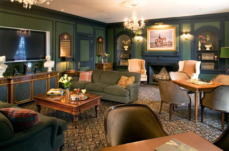 El club está ubicado a unos 45 kilómetros al oeste de la ciudad de Nueva York. Según reporta 
<b><i><a href="https://www.washingtonpost.com/politics/six-questions-about-trump-bedminster-this-weekends-weekend-white-house/2017/05/05/a1d9ddc8-319b-11e7-9534-00e4656c22aa_story.html?tid=sm_tw&utm_term=.2fe7f54b8d46" target="_blank">The Washington Post</a></i></b>, Trump compró los terrenos en 2002. El club cuenta con dos campos de golf, canchas de tenis, piscina y una casa club que una vez fue la finca del excéntrico diseñador de automóviles John DeLorean.