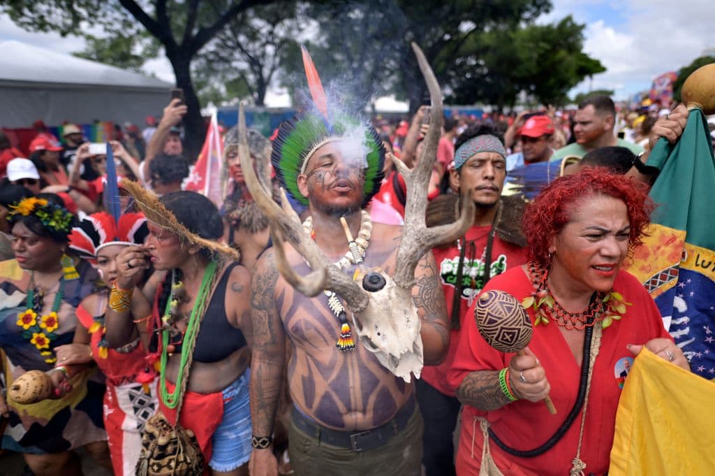Representantes de los pueblos indígenas cantan y bailan a su llegada a la Explanada.