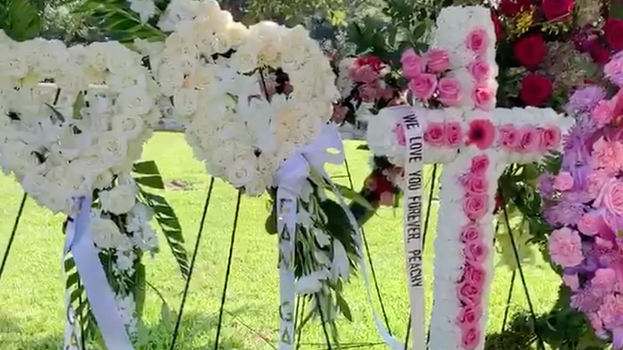 “Las golpeó un borracho que estaba en libertad condicional, se pasó una luz, le pegó y partió el automóvil en el que viajaban en la mitad. A las 4 de la mañana vinieron a tocarme y la policía me dijo que murieron instantáneamente”, aseguró Vázquez.