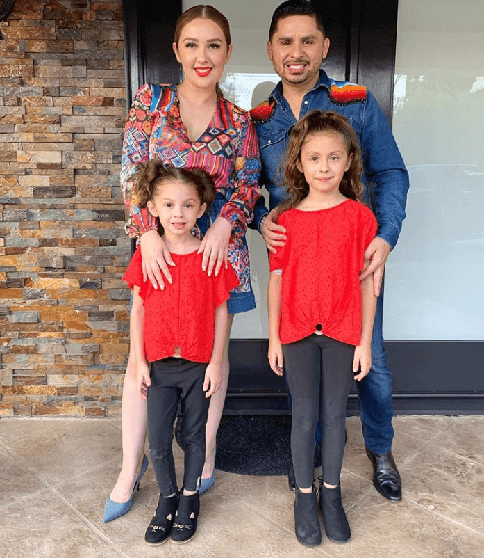 Se fueron a vivir juntos cuando Kenia se embarazó de Daleyza, su primera hija, en el año 2009.