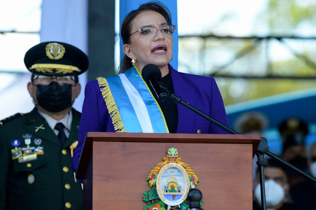 <h3 class="cms-H3-H3"><b>Honduras</b></h3>
<br>
<br>La presidenta de Honduras,
<a href="https://www.univision.com/noticias/america-latina/xiomara-castro-tomara-posesion-el-jueves-primera-mujer-presidenta-de-honduras">Xiomara Castro</a>, no acudirá a la cumbre, pero enviará en su representación a al canciller Eduardo Enrique Reina.
<br>
<br>"Honduras sí estará presente en la IX Cumbre de las Américas, que se llevará a cabo en Los Ángeles, California, representada por el Embajador Eduardo Enrique Reina, canciller de la República", indicó ese ministerio en Twitter.
<br>
<br>La posición de Honduras "es que todos los países asistan para que realmente sea una Cumbre de las Américas", señaló la semana pasada Reina durante un desayuno con periodistas.
<br>
