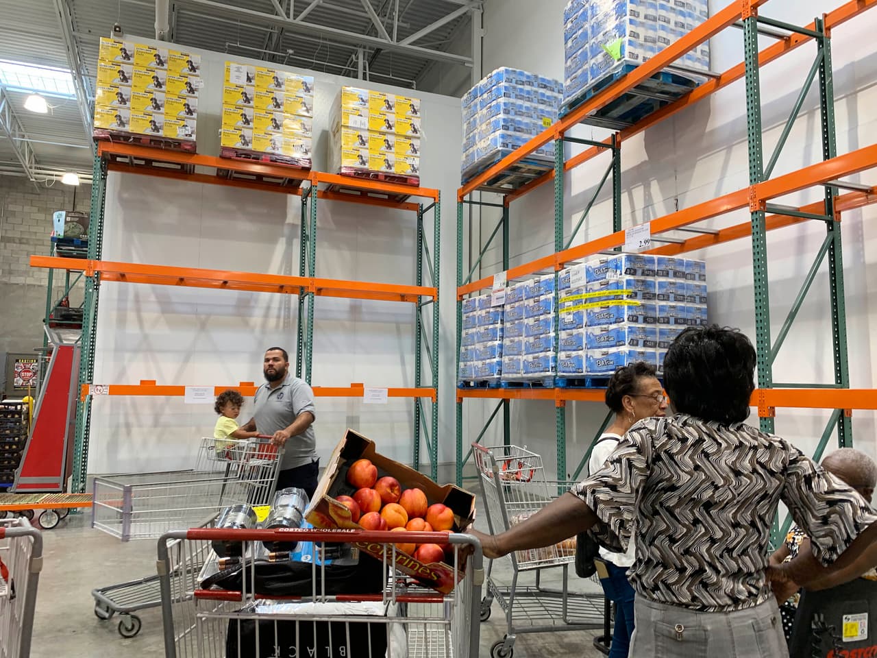 Costco no acepta 
<b>devoluciones</b> de artículos específicos, que incluyen: papel higiénico, agua embotellada, toallitas desinfectantes, toallas de papel, arroz
<i>, spray</i> desinfectante.
<br>