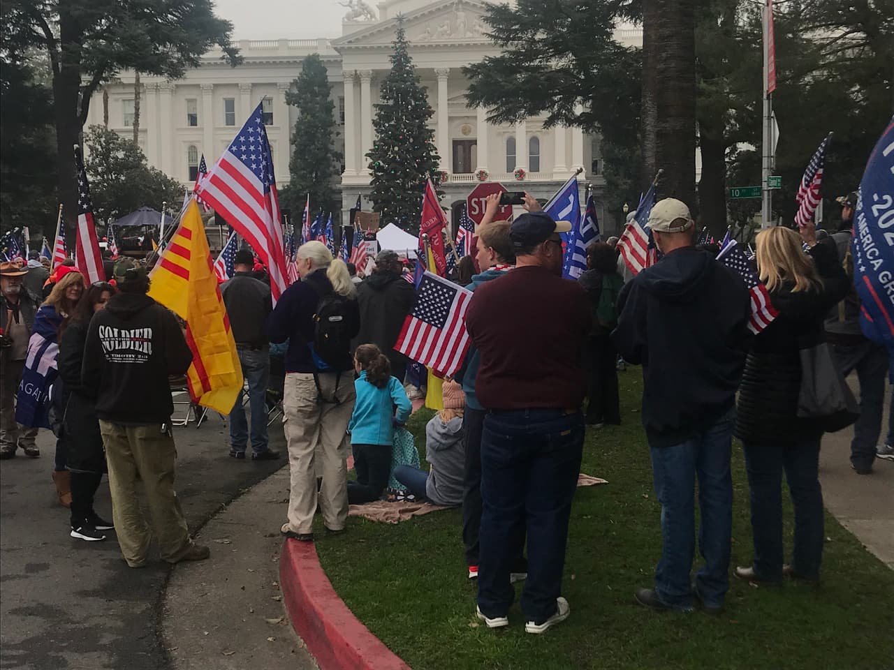 Durante el día, hubo varios arrestos relacionados con la posesión de gas pimienta, pero no se vieron disturbios como en Washington D.C., donde docenas de personas entraron al Capitolio a fuerza y obligaron el cierre de emergencia del edificio.