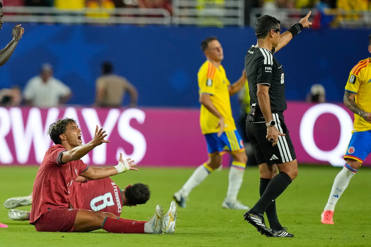 El réferi marca una falta a los colombianos.