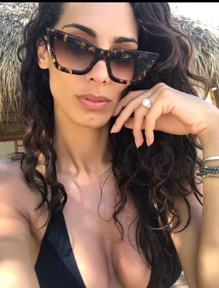 Raffaella lució un bikini negro para disfrutar del clima y de la alberca y llama la atención el anillo que porta.