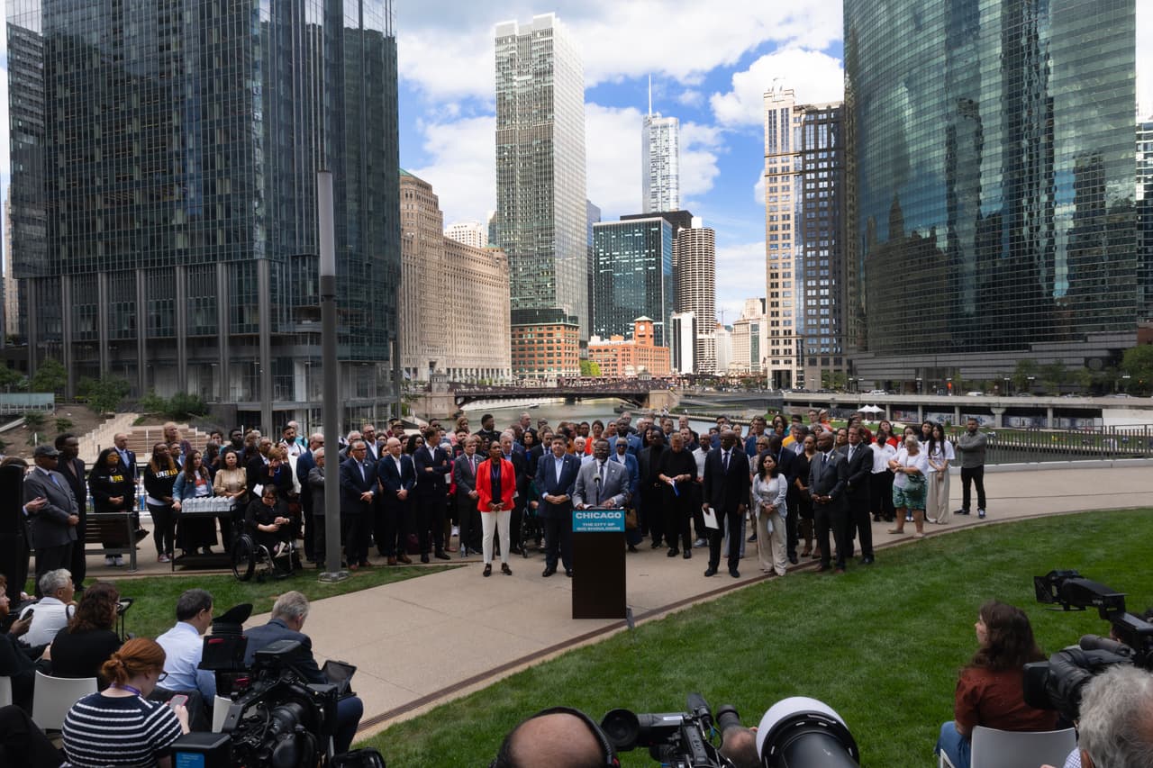“A cualquier funcionario federal que viniera a Chicago y tratara de incitar a mi gente a la violencia como pretexto para algo más oscuro y más peligroso: estamos observando y estamos tomando nombres.”