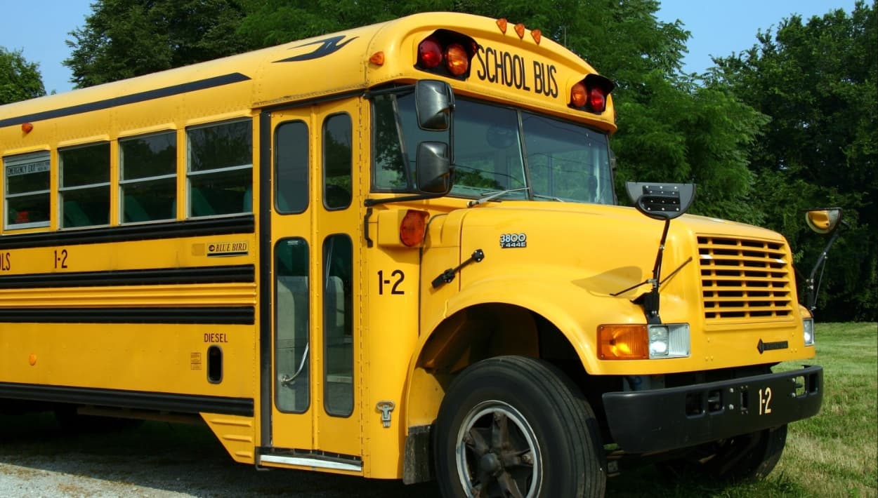 Conductor prende fuego a camión escolar con niños a bordo: acusado de abuso infantil