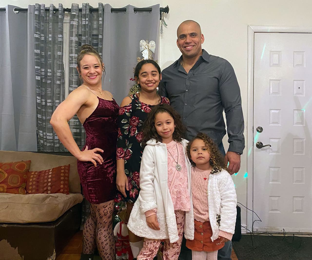 Karina Vílchez en compañía de esposo y sus tres hijas. Temen que no renueven el contrato de su renta.