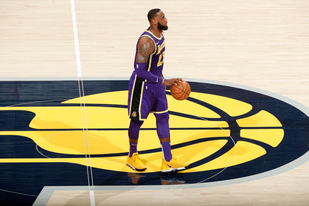 LeBron James tuvo una noche para el olvido ante los Indiana Pacers, sufrió la peor derrota de su carrera, y aunque solo anotó 18 puntos, no dejó de hacer historia.