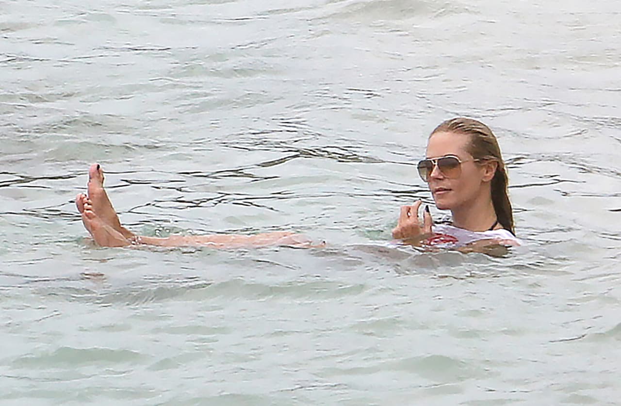 La modelo sabe nadar a la perfección.