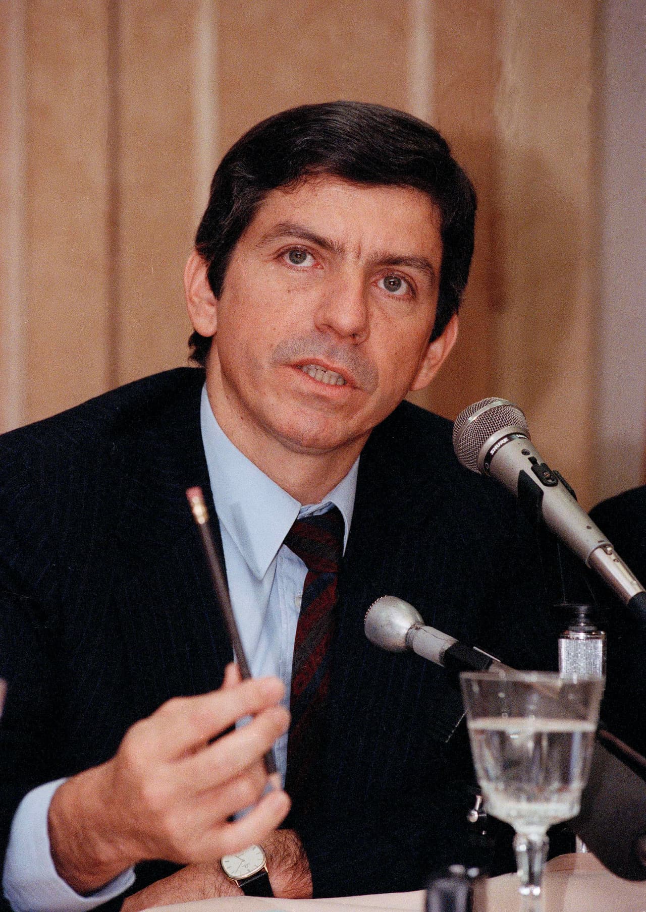 La investigación de las autoridades colombianas y estadounidenses llegó a la conclusión de que 
<b>un pasajero del avión accionó una bomba</b> para derribarlo. En la imagen César Gaviria, en una fotografía unas semanas después de la tragedia. Gaviria había sido compañero de fórmula de Galán y tomó las riendas de la candidatura luego de su asesinato en 1988.