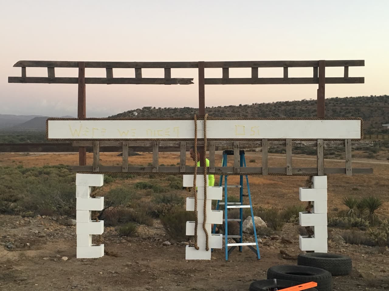 Por este motivo la obra incluye dos cuestiones. Del lado estadounidense el muro pregunta: '¿Fuimos buenas personas?' Y del lado mexicano la pregunta es: '¿Eres buena persona?'